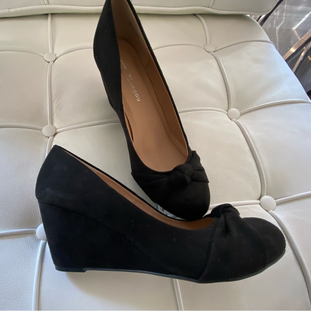Chinese Laundry - wedge shoe with knot detail. Size 9M